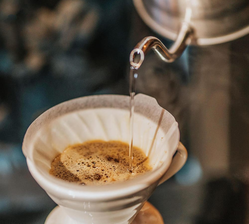 Controlled filter coffee pouring